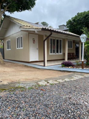 Casa completa a 90m da praia em Governador Celso Ramos